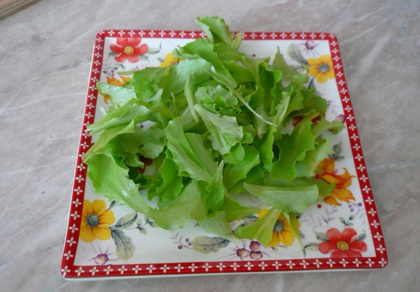 1. Этап. Салат с копченым мясом: Промойте и обсушите салат. Выложите на блюдо.