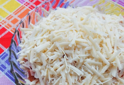 1. Этап. Салат Юбилей: Натереть на крупной тёрке твёрдый сыр.