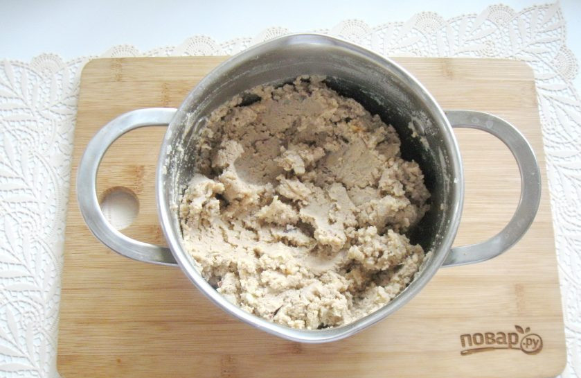 1. Этап. Жареные пирожки с картофелем и печенью: Разомните картофель с печенью в пюре. Влейте 4-5 столовых ложек картофельного отвара. Лук очистите, помойте, мелко нарежьте и поджарьте до золотистой корочки. Добавьте в пюре и перемешайте. Начинка для пирожков готова.