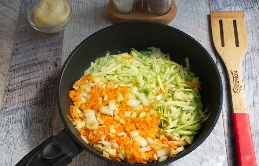 1. Этап. Гречневый суп Сливочный: Добавьте лук и кабачок, пассеруйте до мягкости. Добавьте в суп.