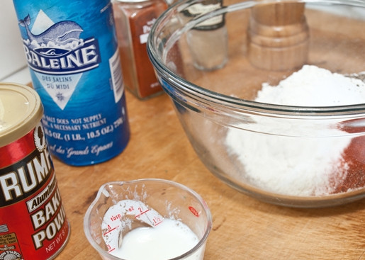 1. Этап. Куриное филе во фритюре: Пока курица маринуется, сделайте панировку. Муку перемешайте с молоком, паприкой, солью, кайенским перцем, разрыхлителем и чесноком.