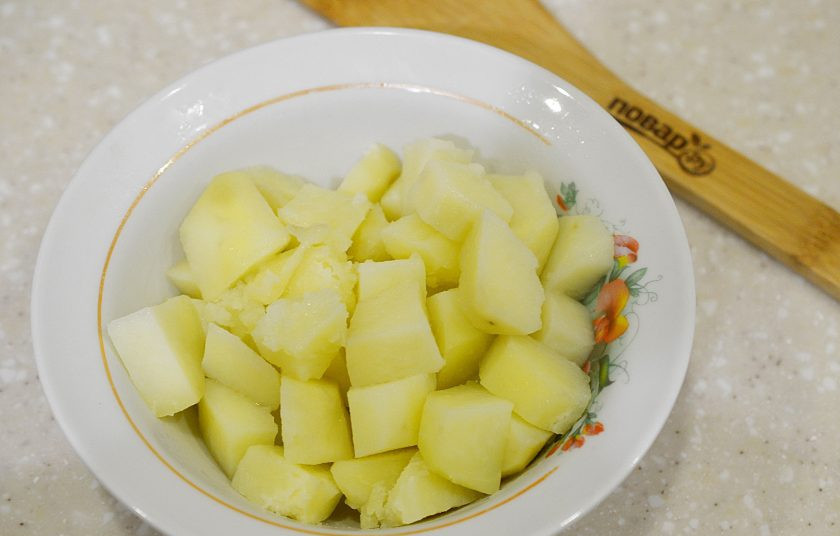 1. Этап. Курица, запеченная в беконе: 9. Картофель почистите, нарежьте кубиком и отварите до полуготовности. Не солите.