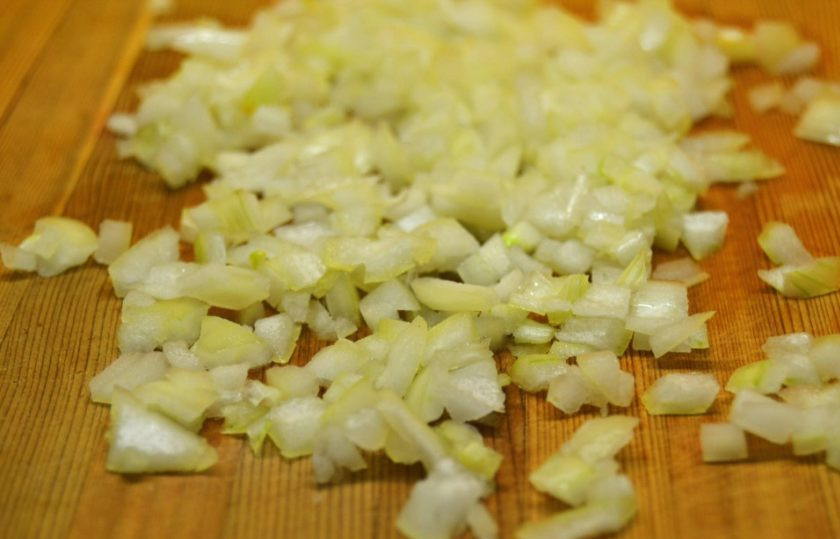 1. Этап. Картофельные зразы с начинкой из фарша: 5. Очистите лук и нарежьте его мелко.
