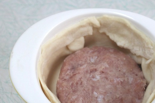 1. Этап. Порционный киш с тефтелями: Раскатать тесто. Вырезать круги и выложить ими подготовленные формы. У меня 4 формы керамические объемом 100 мл и 2 объемом 150 мл. Выложить тефтели и аккуратно приплюснуть.