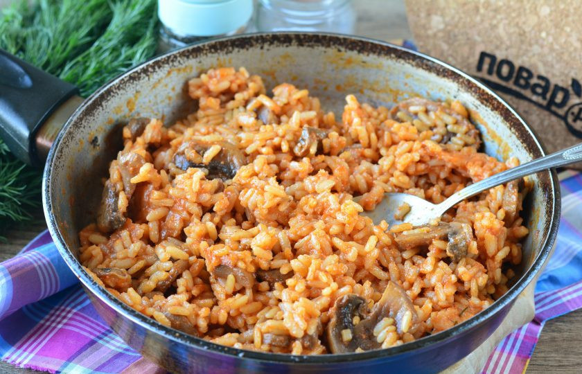 1. Этап. Плов по-итальянски: Тушите плов на небольшом огне 35 минут до мягкости риса.