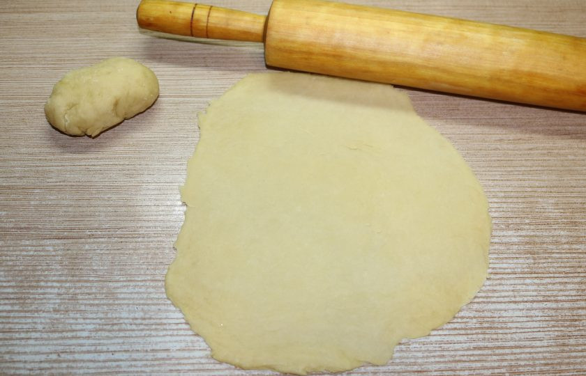 1. Этап. Татарский суп-лапша «Токмач»: Тесто тонко раскатайте.