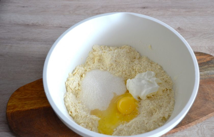 1. Этап. Яблочный пирог Восторг: Добавьте 150 грамм сахара, яйцо, сметану.