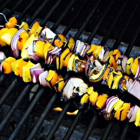 1. Этап. Садовый салат с арахисом: Выкладываем шампуры на гриль или мангал, готовим до мягкости овощей и образования небольших обугленных уголков на кусочках.