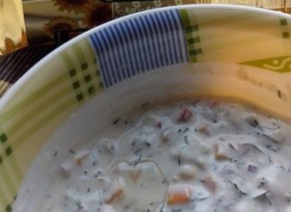 1. Этап. Закуска из сельди к праздничному столу: В миске смешиваем нарезанные овощи, зелень и яйцо. Добавляем соль и перец, наливаем сметану, растительное масло, лимонный сок и желатин. Размешиваем.