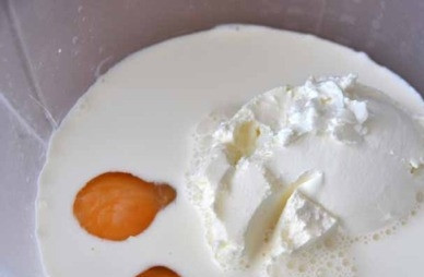 1. Этап. Грибная запеканка в духовке: Смешиваем яйца, сливки и творожный сыр. Взбиваем миксером примерно минуту.