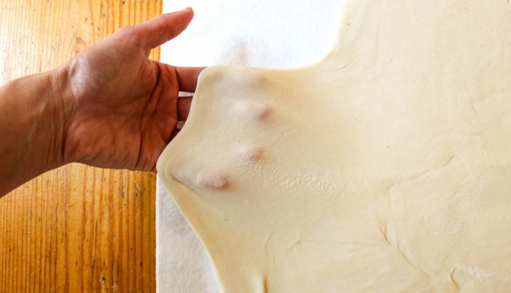 1. Этап. Тесто на штрудель: 2. Очень тонко теперь его раскатаем. Оно получится тоненькое, но в то же время пластичное и крепкое.