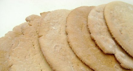 1. Этап. Медовик Зимний: Поставьте на огонь смесь мёда, соды, яиц и сахара. Доведите смесь до образования пузырьков. Добавьте в неё 2,5 стакана муки. Замешайте тесто, постепенно всыпая оставшуюся муку. Сделайте 5-6 коржей. Выпекайте их при 180-190 градусах 5 минут. Лишние края коржей превратите в крошку.