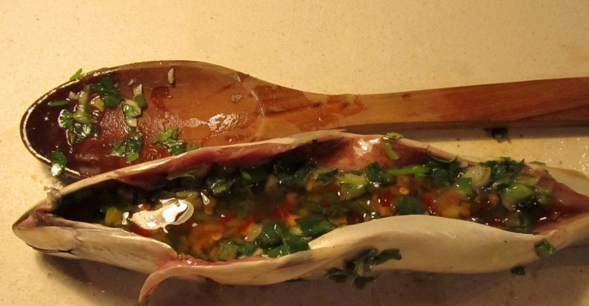 1. Этап. Фаршированная скумбрия Идиллия: 2. Нарежьте мелко зеленый лук, измельчите петрушку, чеснок, нарежьте мелко шалфей и розмарин. Смешайте овощи с оливковым маслом, лимонным соком и соком лайма, солью и перцем. Распределите полученную смесь между всеми рыбками и выложите внутрь.