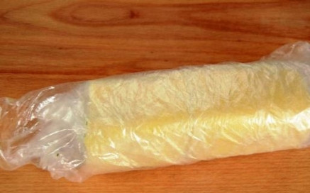 1. Этап. Сырный рулет с семгой: Дальше сворачиваем всё в рулет и отправляем его в холодильник до полного остывания.