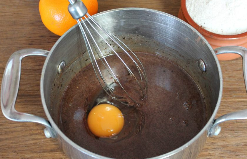 1. Этап. Пряники без меда: Вбиваем яйцо и перемешиваем.