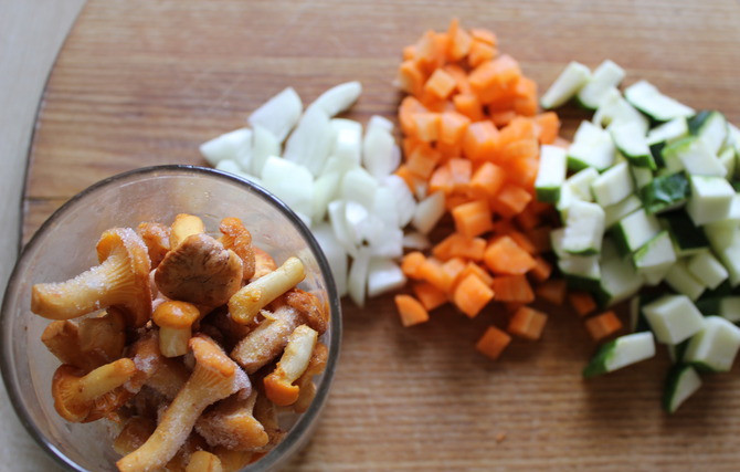 1. Этап. Ризотто с замороженными овощами: Мелко рубим все овощи и грибы.