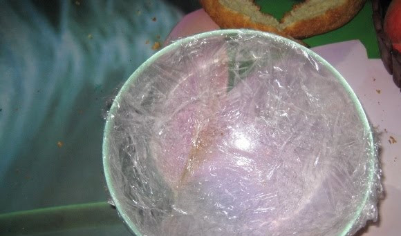 1. Этап. Торт Феи: 5. Сам салатник застелить пищевой пленкой.