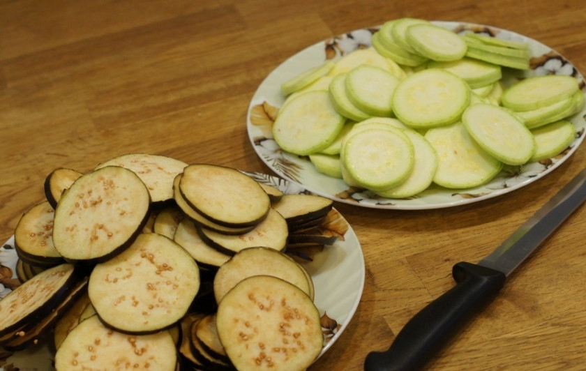 1. Этап. Запеканка из кабачков и баклажанов: Для начала промываем кабачки и баклажаны и вытираем их от воды. Затем нарезаем кружочками, посыпаем их солью и оставляем так на какое-то время.