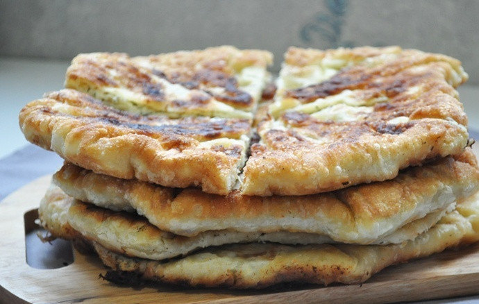 1. Этап. Тонкие лепешки с зеленью: Обжарьте лепешки на сковороде. Приятного аппетита!