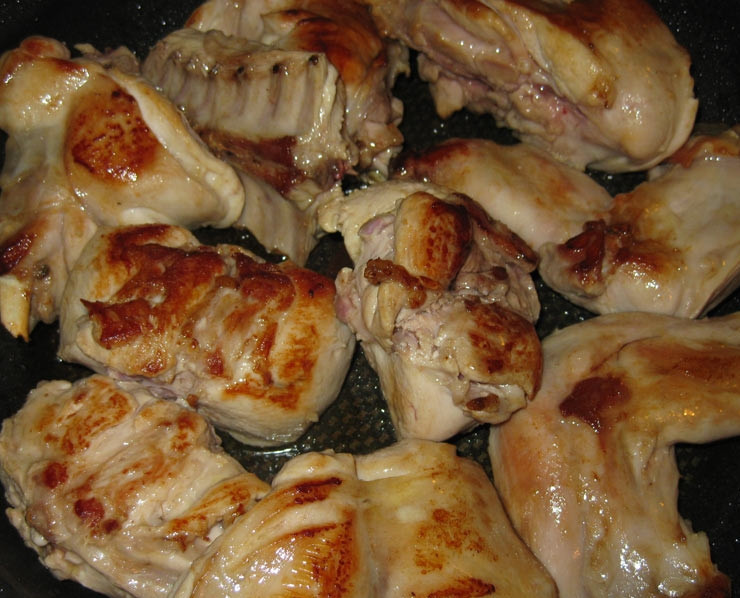 1. Этап. Кролик в сметане в горшочке: Кусочки кролика обжарить на сильном огне в хорошо разогретом масле до румяности.