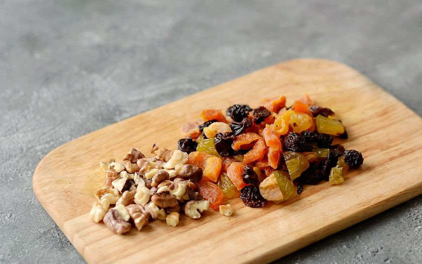 1. Этап. Смузи из сухофруктов: Промойте в теплой воде все сухофрукты и обсушите. Крупные можно порубить ножом для удобства. Орехи тоже крупно порубите.