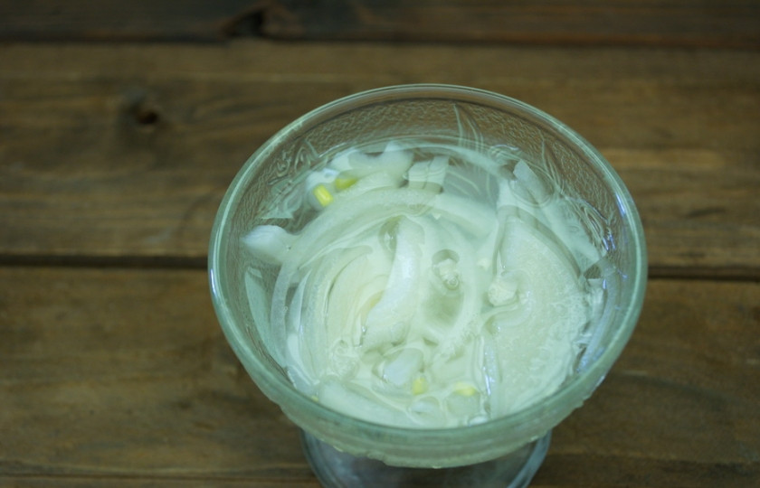 1. Этап. Салат Сицилийскийс курицей: Репчатый лук нарезать полукольцами. Замариновать в уксусе с добавлением сахара. Через 20 минут промыть под проточной водой лук.