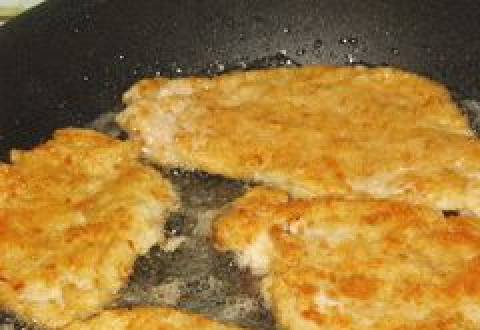 1. Этап. Куриная грудка в панировке: 7. Как только на поверхности мяса появляется золотистый цвет - значит наша куриная грудка в панировке в домашних условиях готова! За то время, пока мясо дарилось, есть возможность отварить гарнир.