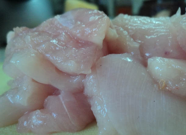 1. Этап. Жаркое в горшочке в духовке: Филе необходимо нарезать небольшими кусочками стороной где-то 3 сантиметра.