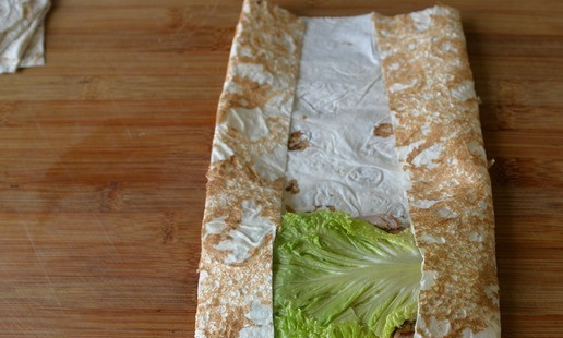 1. Этап. Завертон с индейкой и пикантным соусом: Боковые края лаваша загибаем на начинку.