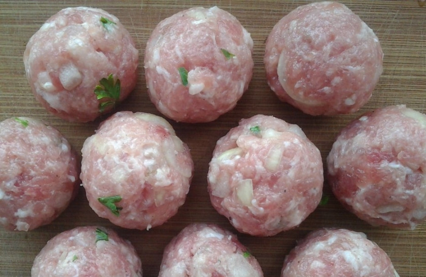 1. Этап. Клецки из картошки: Сформируйте из фарша небольшие шарики.