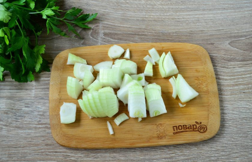 1. Этап. Куриные голени с луком и морковью: Луковицу порежьте на крупные кубики.