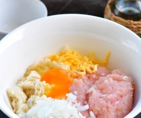 1. Stage. Breaded Chicken Cutlets: In a bowl, add the minced chicken, finely chopped onions, bread previously soaked in water, cream, egg, salt and pepper to taste.