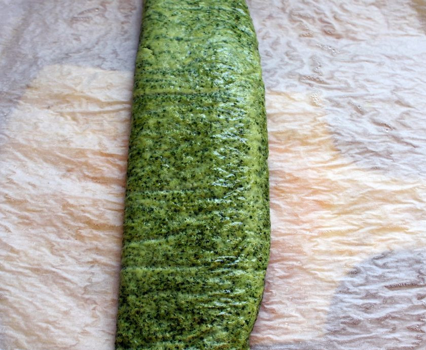 1. Этап. Зеленый рулет на белках: Выньте готовый пласт и снимите с пергамента. Сверните в рулет и дайте остыть.