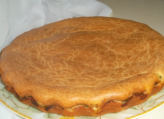 1. Этап. Пирог с луком и яйцами: 15. Остудите немного пирог, нарежьте порционными кусочками и подавайте к столу. Приятного аппетита!