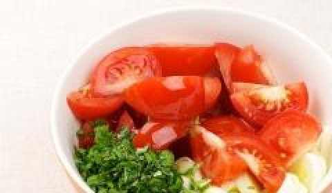 1. Этап. Салат из помидоров: Соединяем помидоры, лук, мяту и оливковое масло.