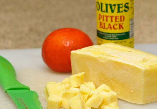 1. Этап. Острый сырный соус: 1. Нарежьте сыр небольшими кубиками.