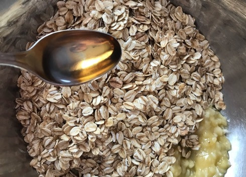 1. Этап. Гранола-корзинки с греческим йогуртом: 2. Добавьте овсянку и ванильный ароматизатор.