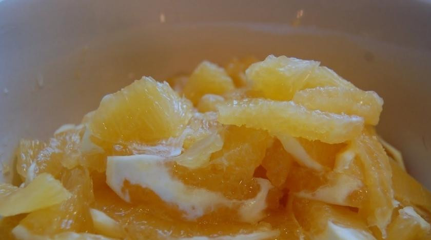 1. Этап. Апельсиновый джем: Апельсины разделываем так: ножом снимаем цедру. В плода апельсина снимаем пленку и кости. Мякоть нарезаем небольшими кусочками.