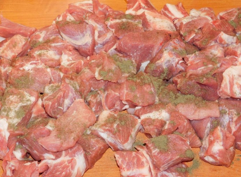 1. Этап. Шашлык в соево-горчичном маринаде: Мясо нарежьте крупными, порционными кусками. Приправьте солью и перцем. Перемешайте.