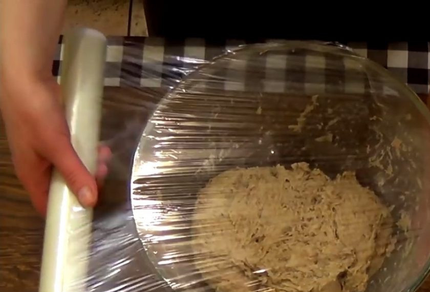 1. Этап. Хлеб Здоровье: 3. Накройте тесто пищевой пленкой и оставьте в теплом месте на час. Обомните тесто и переложите его в смазанную растительным маслом форму. Накройте его полотенцем и оставьте на 30 минут.