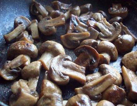 1. Этап. Баклажаны с болгарским перцем и шампиньонами: 3. На сковороде в течение приблизительно десяти-пятнадцати минут обжариваем грибы.