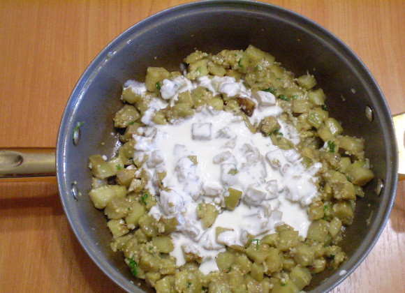 1. Этап. Баклажаны жареные с чесноком и сметаной: 7. Добавляем сметану.