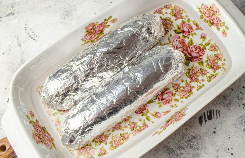 1. Этап. Колбаса куриная домашняя быстрого приготовления: Заготовки в пленке заверните плотно в фольгу. Выложите их в подходящую форму для запекания, влейте воду, чтобы она доходила до середины заготовок. Поставьте форму с заготовками в заранее разогретую духовку до 190 градусов на 30-40 минут. Спустя время достаньте готовые колбаски из духовки. Не доставая из фольги дайте им полностью остыть.