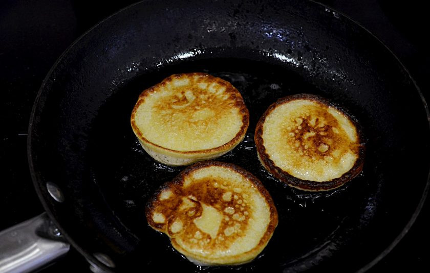 1. Этап. Панкейки с кокосовой мукой: В сковороде с добавлением масла обжаривайте панкейки с двух сторон.