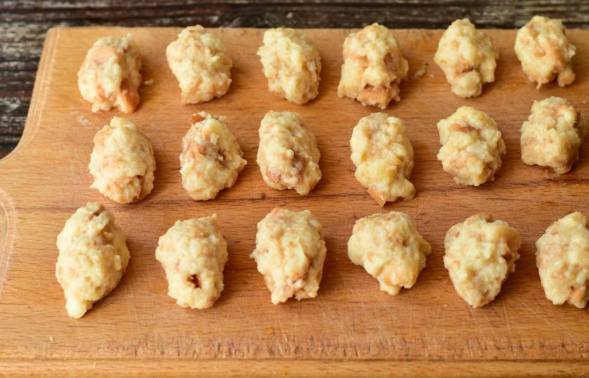 1. Этап. Чешские галушки: Влажными руками сформируйте галушки.