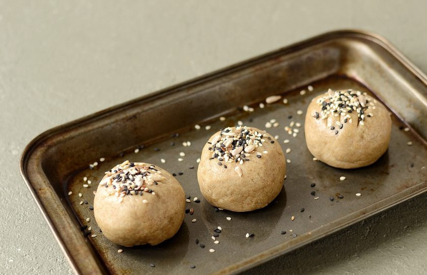 1. Этап. Ржаные булочки без дрожжей: Сформируйте из теста булочки, посыпьте их кунжутом и льняными семечками. Выпекайте в духовке 25-30 минут при температуре 180 градусов.