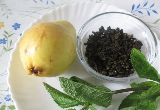 1. Этап. Чай грушево-мятный: Продукты для приготовления. Грушу и веточку мяты вымыть и обсушить.