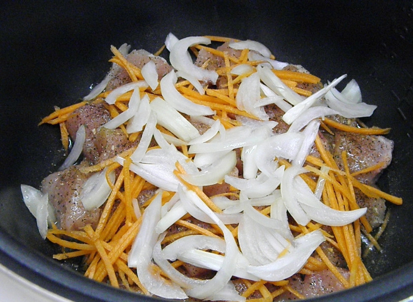 1. Этап. Куриная грудка с картошкой в мультиварке: Отправьте мясо с овощами обжариваться на растительном масле в мультиварку. Режим 