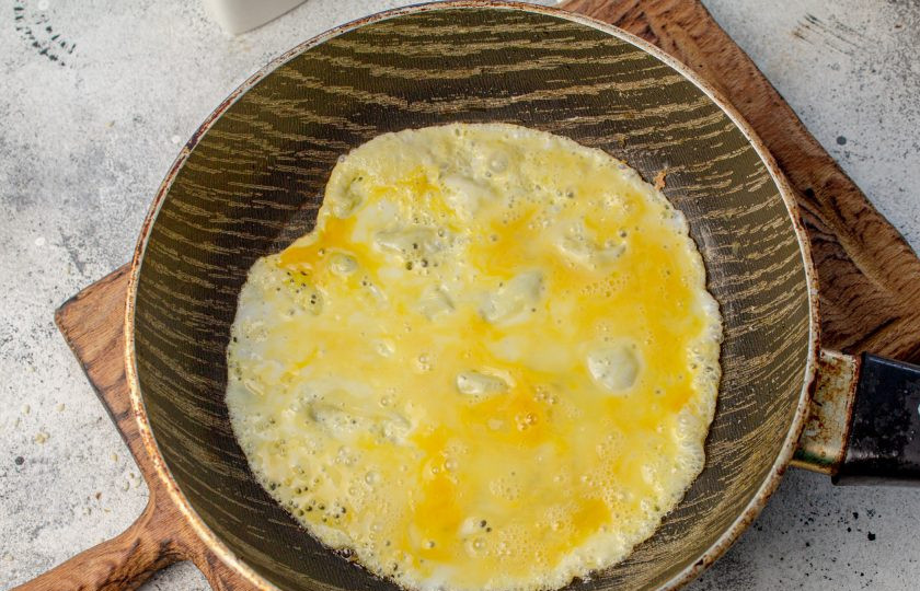 1. Этап. Салат по-китайски Харбинский: По одному пожарьте яичные блины, для этого яйцо взбиваем вилкой до однородности. Солим смесь. Вливаем в сковороду с небольшим количеством масла и жарим с одной стороны 1,5 минуты и 30 секунд со второй. Переложите блины на блюдо.