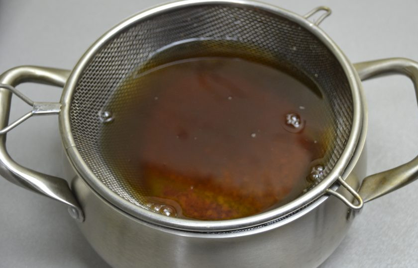 1. Этап. Квас Ядреный: Остывший квас процедите через сито.